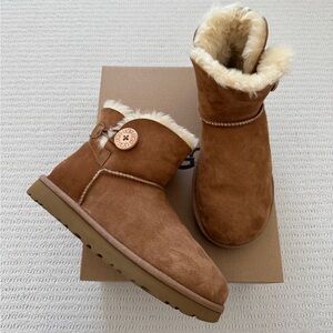 UGG Mini II Button Bailey Boot